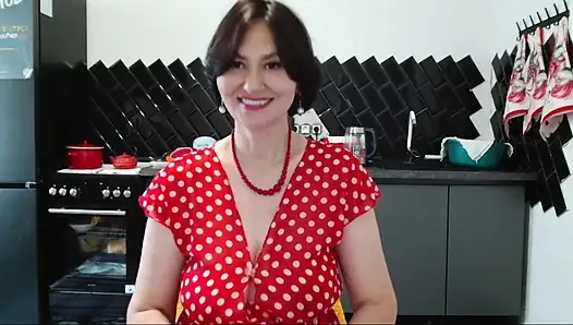 Noktalı elbisesi yanlara yayılmıştı