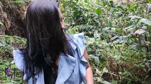 Parkta bir adamla tanıştım ve sonunda onu ormanda emdi ve becerdi!