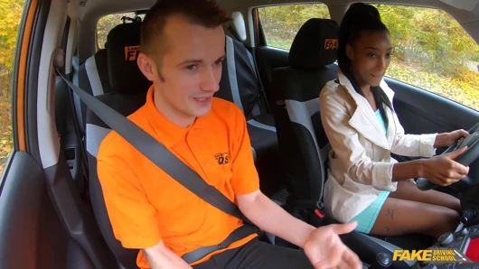 Fake driving school - Asia Rae bir derse gittiğinde biraz beyaz yarakla yetiniyor