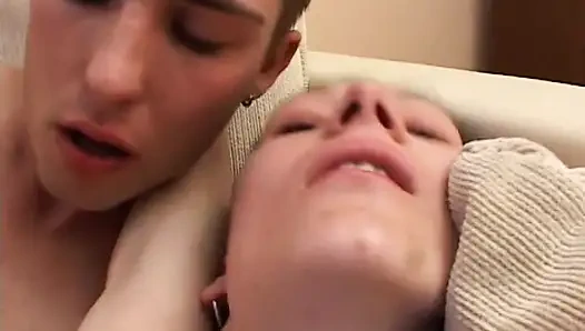 Seksi amatör copule amcık büyük yarak emiyor