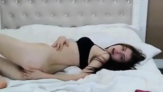 Tamamen çıplak yatıyor