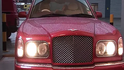 İki büyük memeli sarışın test sürüşünden sonra arabada iki adam tarafından amlarını siktiriyor