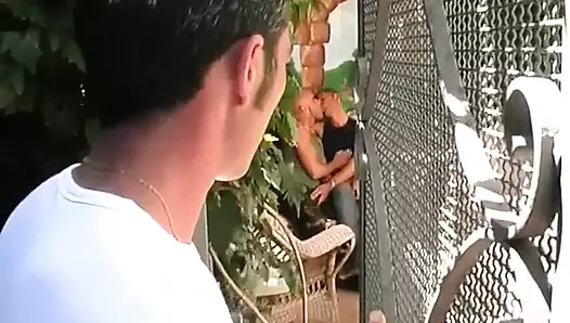 Delikanlılar heyecanlı bir eşcinsel üçlü grup seks sahnesinde sikişiyor