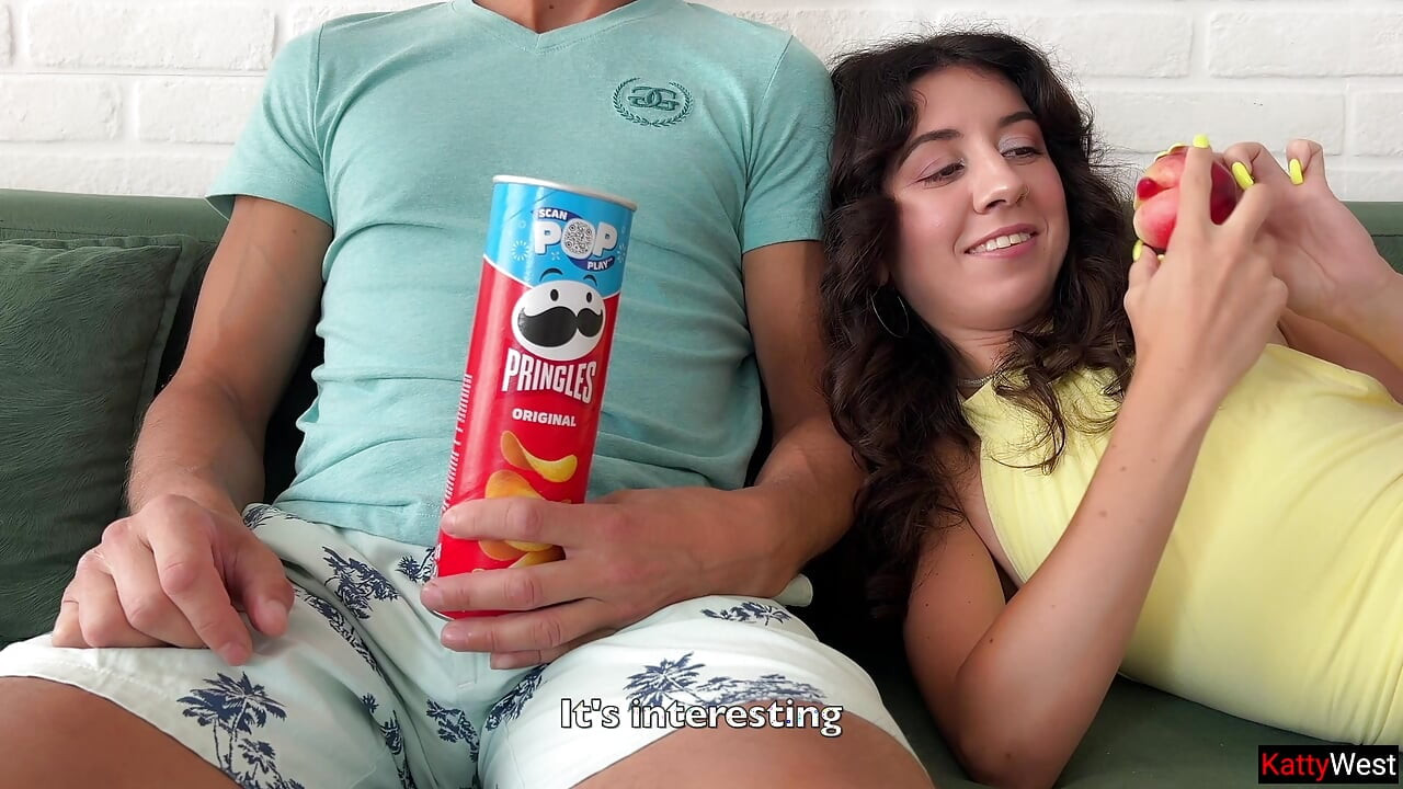 Üvey erkek kardeş film izlerken sert yarağını gösterdi ve ben ona anal seks için götümü teklif ettim