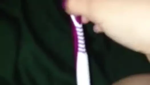 Desi kız kedi sikme ile diş fırçası