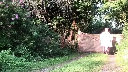 Dışarıda bir gece için bebek gibi bir elbiseyle giyinmiş