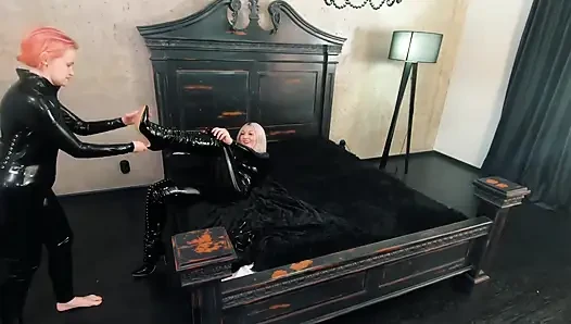 Kauçuk siyah lateks catsuit sahne arkası videosu, uyluk yüksek çizmeler ve parlak fetiş giysiler