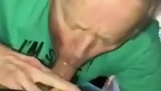 Dede musluklara tapan seviyor