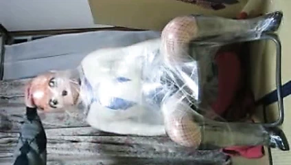 Kigurumi plastiğe sarılır.