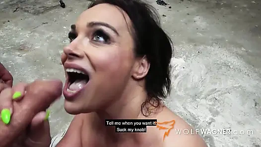 Yaramaz esmer orta yaşlı seksi kadın ile terk edilmiş yerde riskli ateşli seks