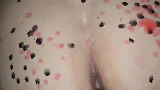 Götüme ağda damlatıyor ve sonra beni serinletmek için amcığıma boşalıyor!