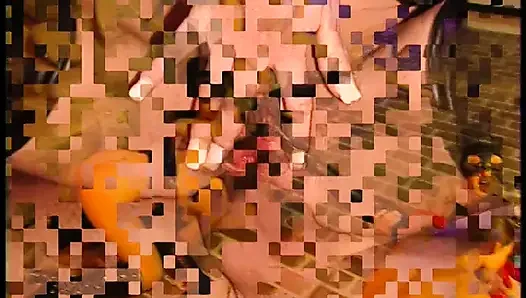 Lateksli edepsiz fahişeler büyük salon sahipleriyle yerde sikişiyor ve grup seks yapıyor