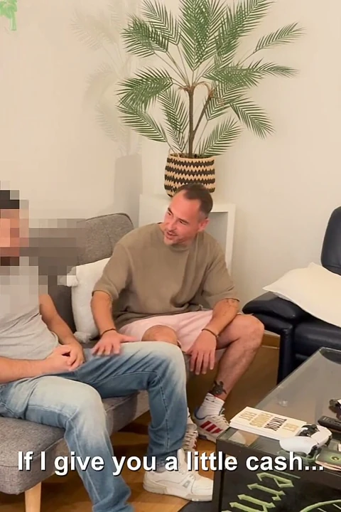 Heteroseksüel Türk Arkadaş Meraklı Evli Komisyoncuya Koşuyor Ve Büyük Yarağını Emdiriyor