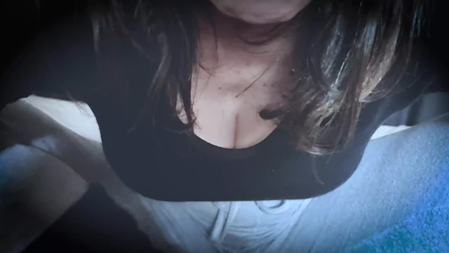 Orta yaşlı seksi kadının sweatshirtlü güzel ayakla mastürbasyonu.