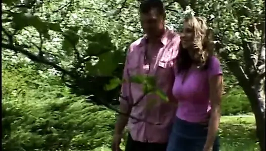 iki adam esmer parkta bankta bang