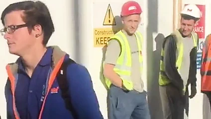 Elinde pantolon olan Str8