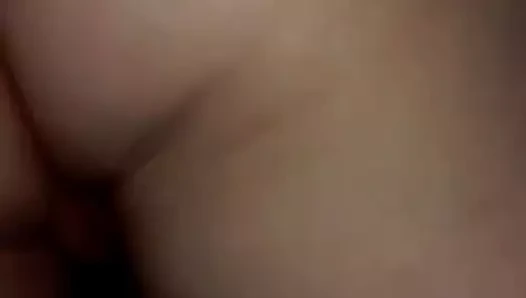 Şişman kıçıyla oynuyor