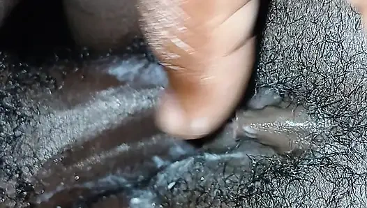 Yarağıma işiyor ve boşalana kadar beni sikiyor.