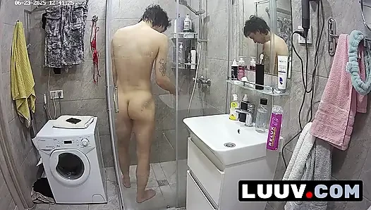 LUUV. Lucien, randevu için acele ediyor, duş alıyor. Reality show kameraları gerçek hayatını yakalıyor