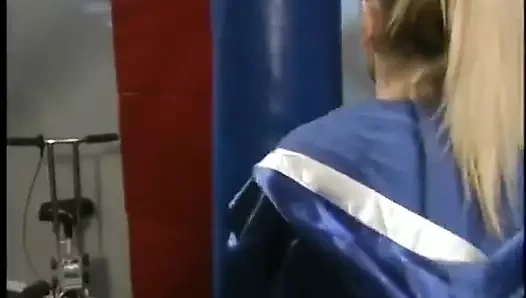 Büyük memeli sarışın boksör için lezbiyen seks