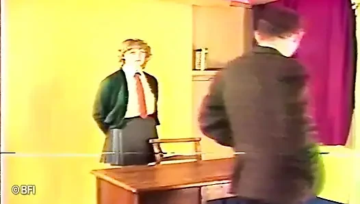 Zavallı genç ateşli kız sınıfta götüne şaplak atıyor