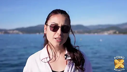 Güzel kız Mia büyük bir yarakla sikiliyor