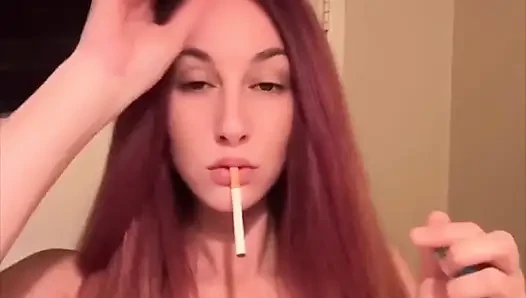 Artemisia Love'ın seksi sigara içme seansı