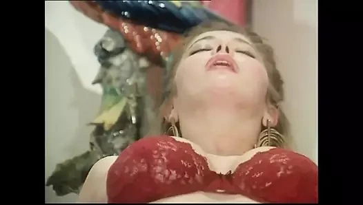 Moana Pozzi ve genç sürtük kıllı amından sikiliyor ve iki büyük klasik yarakla ağzına boşalıyor