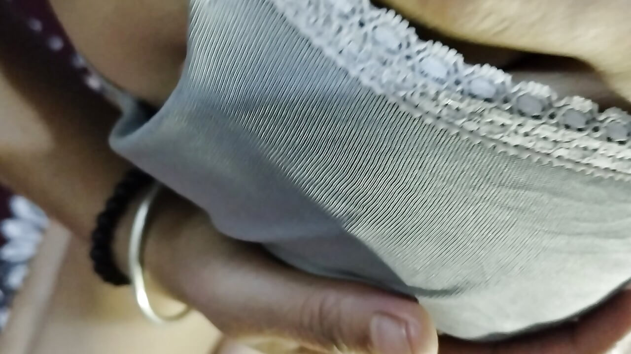 Seksi bayan ön sevişme ateşli amını parmaklıyor ve anal parmaklıyor