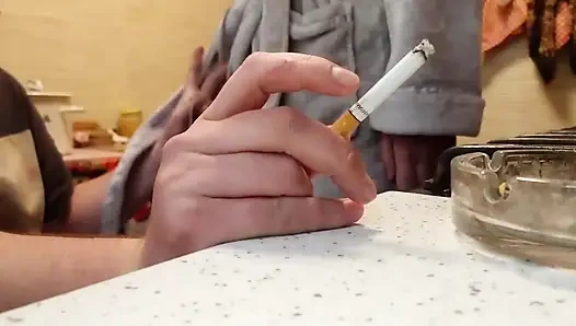 Sikini ve spermini sigaraya veriyor