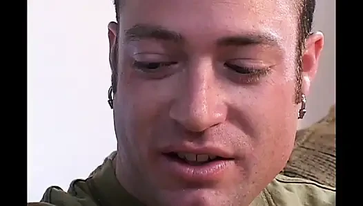 İnanılmaz sert üçlü seks iki sürtük ve büyük bir yarak sevimli adamla sikişiyor