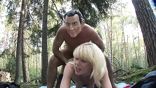 Maskeli arkadaşıyla ormanda sikişiyor