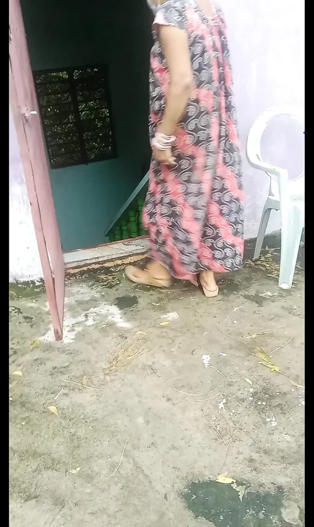 Бхабхи писает на улице, показывая киску, задницу, сиськи