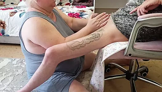 Karısı arkadaşı derin sakso çekiyor ve döl yutuyor