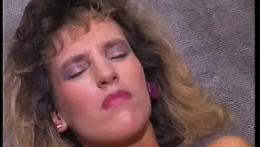 Azgın klasik orta yaşlı seksi kadın sikiliyor