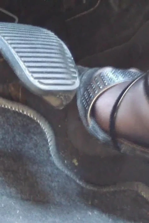 Siyah estrad sandalet ve ankletli siyah çoraplı nyllady canlanıp araba sürüyor