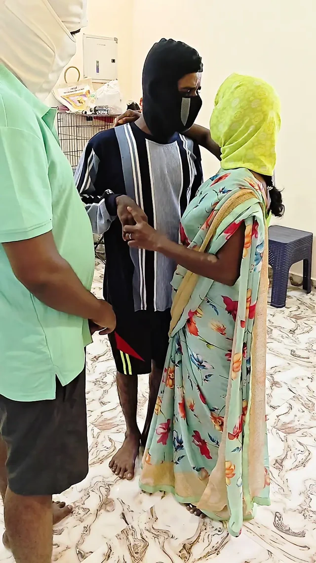 Bir öğretmen üvey babası ve üvey oğlu tarafından sikiliyor