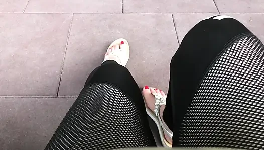 Kırmızı ayak tırnakları ve ayak parmaklarının kıpır kıpır olduğu sandaletler açık havada azdırıyor