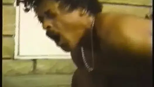 Kıvırcık saçlı zenci adam prezervatifsiz tarzda büyük bir adama götünü siktiriyor