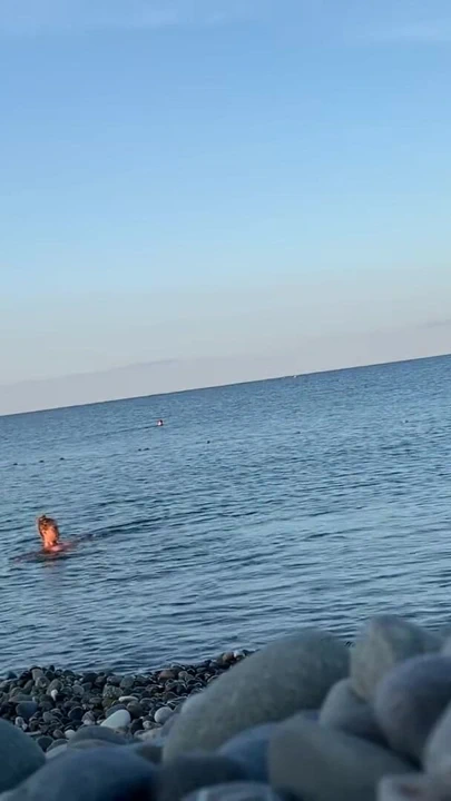 Monika Fox denizde çıplak yüzüyor | Klip 2