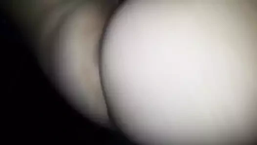 Esposa infiel follando sin condon sus hijos duermen al lado