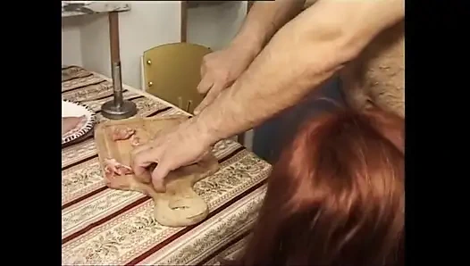 Kızıl saçlı kız mutfakta anal sikişiyor