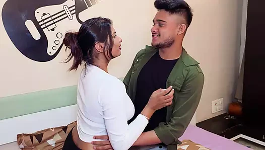 Hintli porno yıldızı Tejashwini aşırı azgın sert sikiliyor tam film (Hintçe ses)