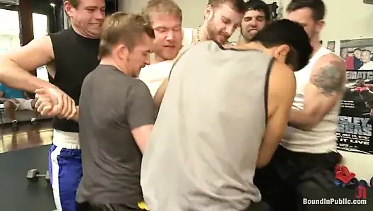 Loudmouth kas kafalı kız boks spor salonunda sikiliyor ve grup sikiliyor