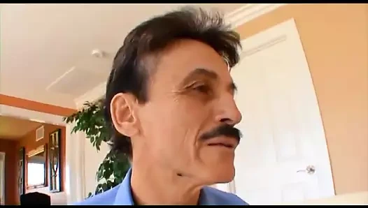 Sarışın kaltak Kelly kocasını gavat kocasına sikiyor.