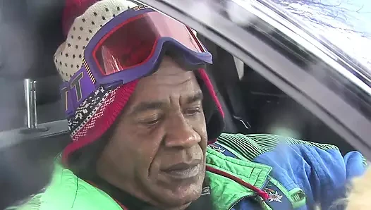 Pirsingli büyük memeli orta yaşlı seksi kadın büyük zenci yarağı tarafından götten sikiliyor