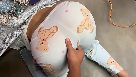 Üvey kız kardeşim yatağın altında sıkışırken seks