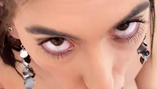 Fransız adam ve latin kız eğleniyor