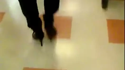 Mağazada topuklu ayakkabılar