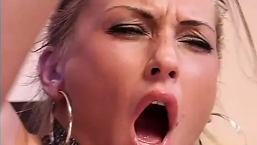 Senin Için Soyunuyor Ve Sonra Amcığıma Ve Götüme Güzel Sert Bir Yarak Alıyorum